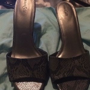 Snake skin slide heel